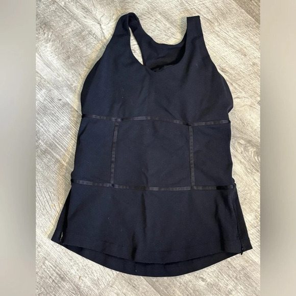 lululemon athletica Tops - Lululemon Womens Sz 8 Sirsa tank top‎ built in shelf bra ribbon and mesh details